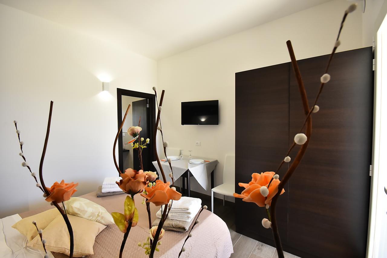 Borgo Fiorito Relais Bed & Breakfast Парабита Екстериор снимка